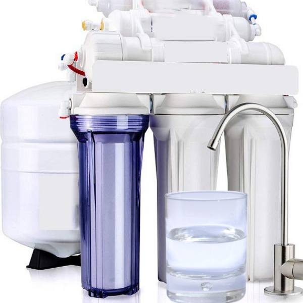 Reverse osmosis machine and a glass of water with removed chlorine