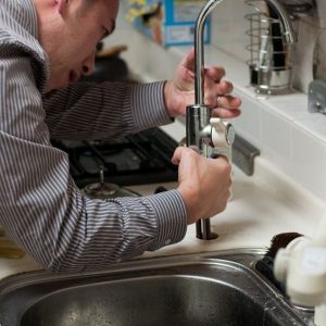 A plumber that installs a new kitchen faucet